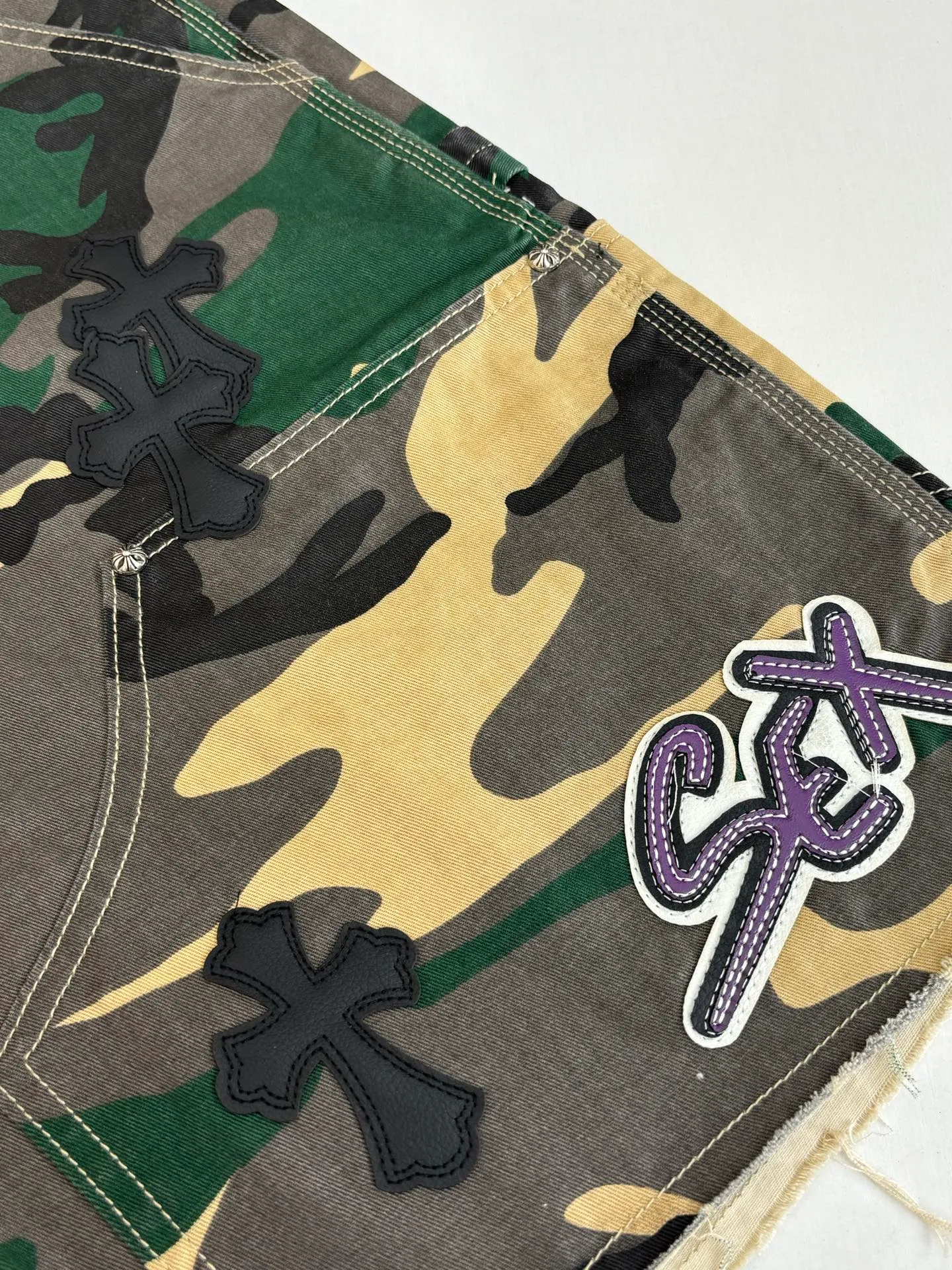 P500 Chrome Heart*/Chrome Heart CH leather camouflage shorts were purchased and developed from a Los Angeles agent for US$2,980. This style is made of custom-made military canvas fabric, restored 1:1 according to the original model, and printed with camouflage patterns. The customization period for the hem sex pattern stamp is 20 days, the minimum order is 1800 pieces, and the color plate is matched. The hardware buckles are all made of electroplated 925 silver material, the weight is perfectly restored, and they are aged and oxidized to black.  Size：S/M/L/XL